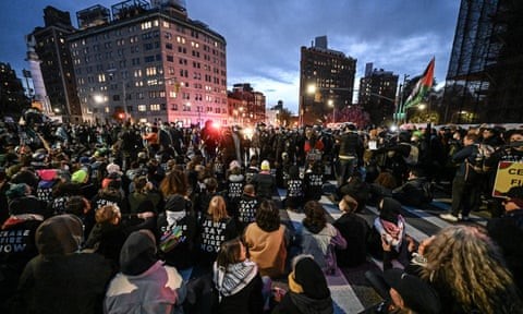 Полиция арестовала сотни людей, когда пропалестинская еврейская группа собралась на акцию протеста в Бруклине, Нью-Йорк