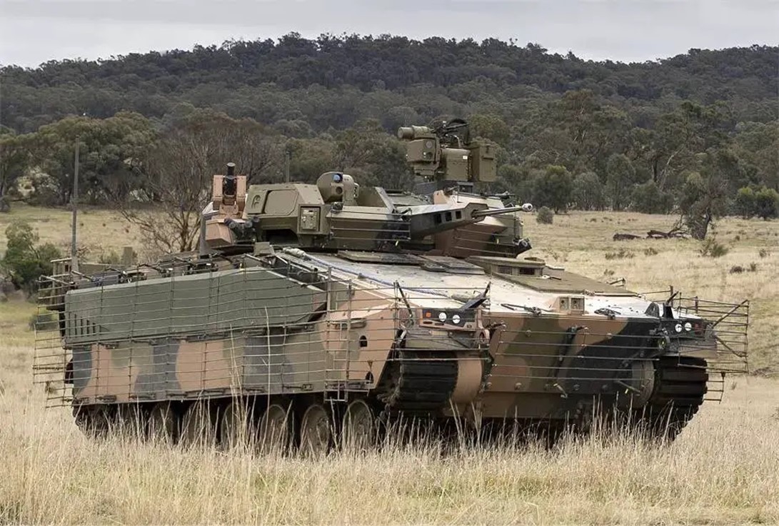 На днях правительство Австралии заключило контракт с южнокорейской компанией Hanwha на поставку австралийской армии 129 боевых машин пехоты AS21 Redback.