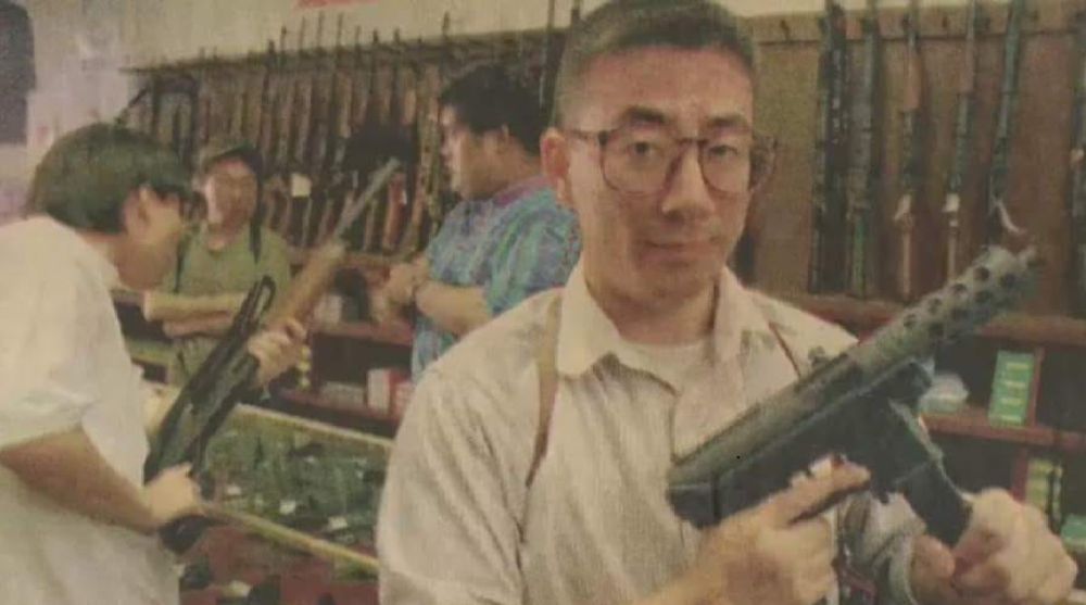 На фото иммигранты из Кореи закупают огнестрельное оружие для обороны своих магазинов в ожидании очередного расового бунта афроамериканцев в Лос-Анджелесе, 1992
