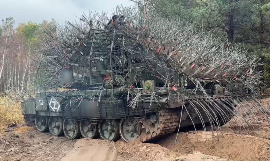 танк Т-72Б3 с системой защиты «Дикобраз», из состава 20-й гвардейской общевойсковой армии группировки войск «Запад» в ЛНР, источник Телеграм-канал Военный Осведомитель 