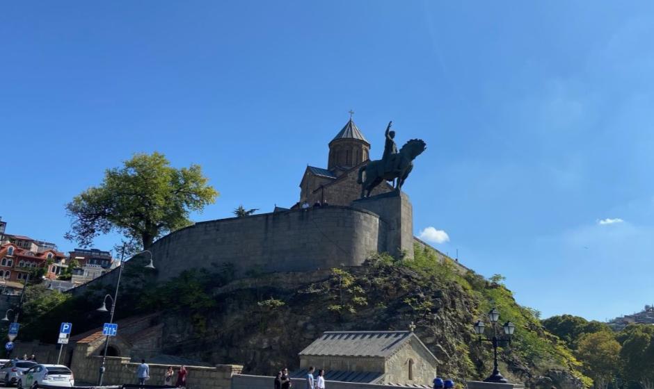 Тбилиси. Сионский собор и памятник Вахтангу Горсасали