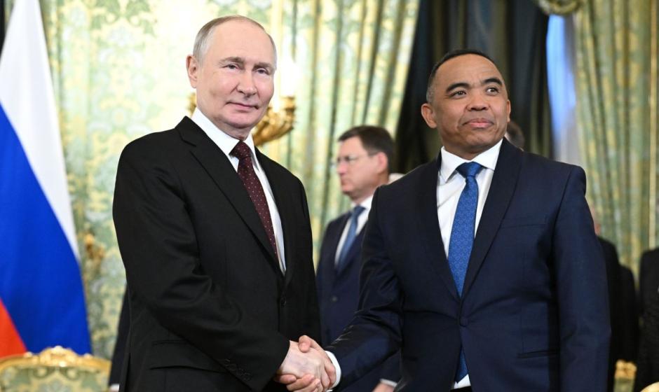 В середине февраля с. г. президент Мадагаскара Микаэль Рандрианирина посетил с официальным визитом в Москву для встречи с Владимиром Путиным