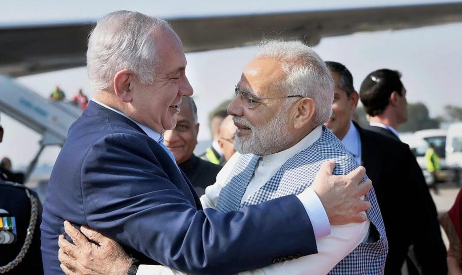 Нарендра Моди в объятиях Биньямина Нетаньяху