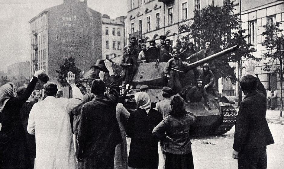 Поляки встречают Красную армию в Пражском районе Варшавы