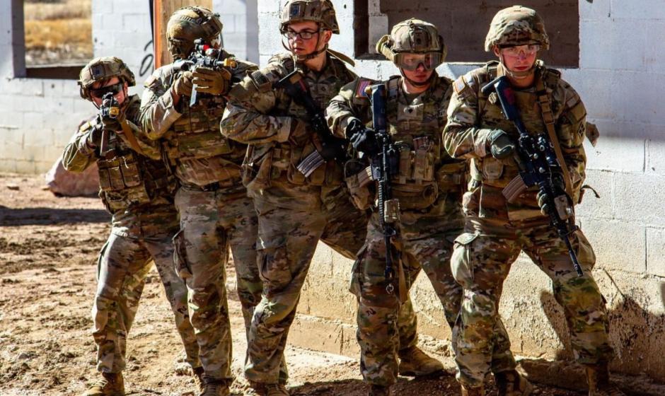 Молодые американцы не хотят служить в армии, а когда туда попадают, зарабатывают на финансовых рынках