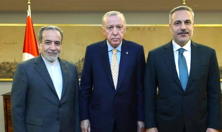 Министр иностранных дел Ирана Аббас Арагчи, президент и министр иностранных дел Турции Реджеп Эрдоган и Хакан Фидан 
