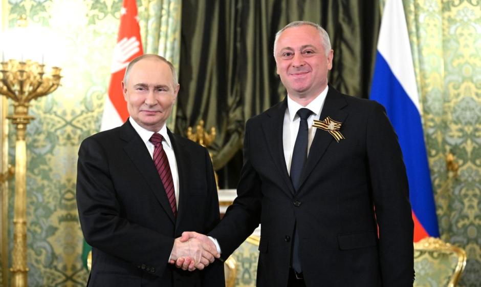 Владимир Путин и Бадра Гунба в Кремле