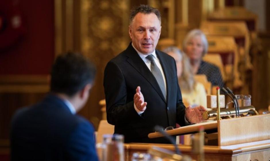 Министр обороны Норвегии в парламенте