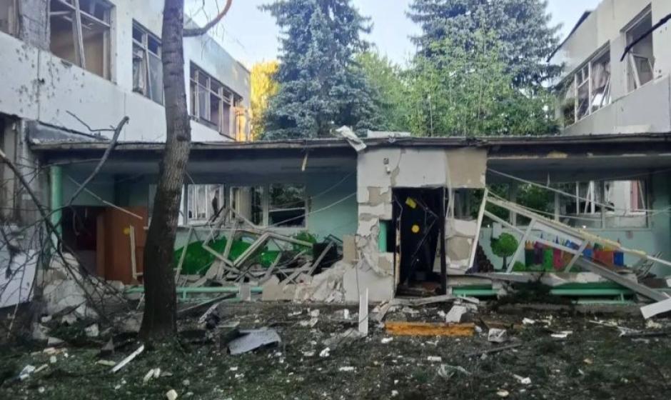 детский сад в Электростали, на который упали обломки украинского БПЛА. К сожалению, в Подмосковье тоже не обошлось без жертв. Один из раненых в результате атаки дронов на склады Wildberries в Элекростали скончался, источник МАХ-канал Военкор Котенок