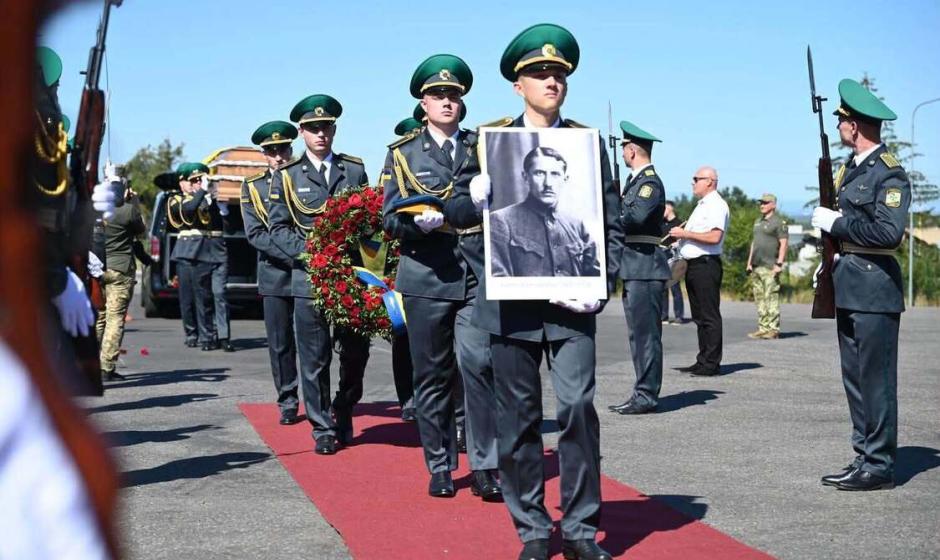 На Украине перезахоронили кости очередного предводителя националистов, Евгена Коновальца