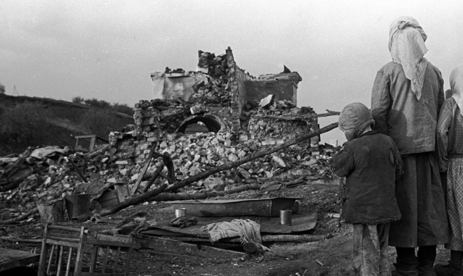2 ноября 1942 года указом Президиума Верховного Совета была создана Чрезвычайная государственная комиссия по установлению и расследованию злодеяний немецко-фашистских захватчиков и их союзников и причиненного ими ущерба. Подготовленные ею материалы использовались во время судов над нацистами и их пособниками, а также в ходе Нюрнбергского процесса.