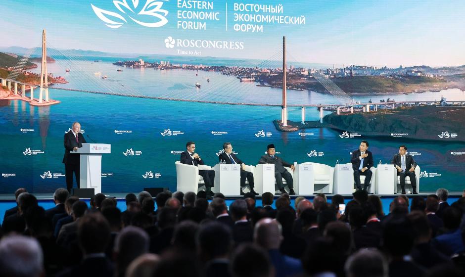 Президент России Владимир Путин выступает на XI Восточном экономическом форуме
