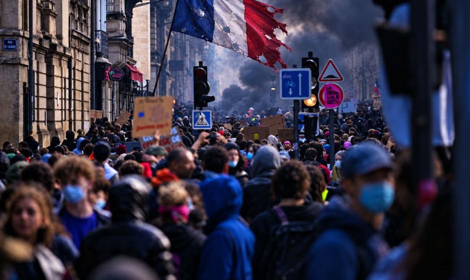 Во Франции протестующие призывают к революции и слому несправедливой социальной системы, созданной Макроном 