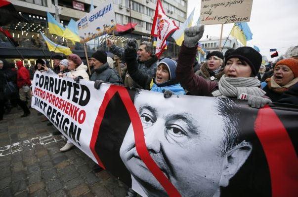 Украинцы протестуют против президента-коррупционера Петра Порошенко