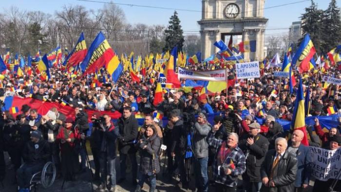 Чтобы поддержать «великорумынскую» демонстрацию, в Кишинёве появился бывший президент Румынии, ярый унионист Траян Бэсеску. «Молдова – часть Румынии, молдаване – румыны», – заявил он народу.