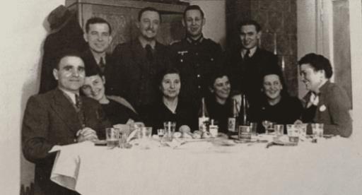 Михайло Хомяк, дедушка нынешнего министра иностранных дел Канады украинки Христи Фриланд, был гитлеровским коллаборационистом (на фото крайний слева во втором ряду)