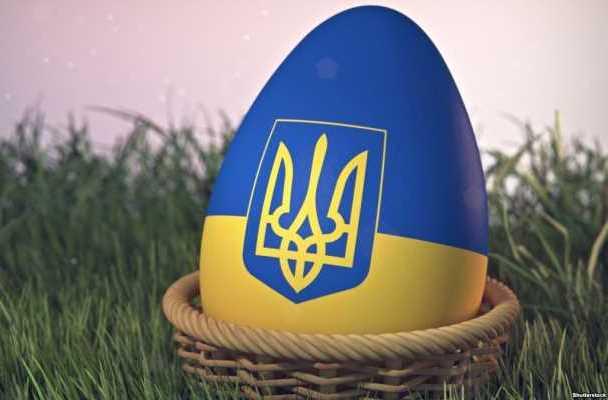 Украинская пасхальная мода – украшать яства «патриотическими» цветами и символами.