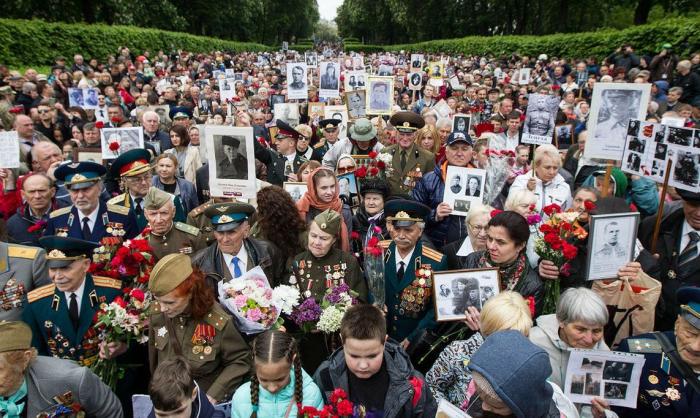 В Киеве, как и в десятках, сотнях городов по всему миру, на 9 мая запланировано проведение акции «Бессмертный полк». Духовные наследники гитлеровских коллаборационистов готовят на это свой ответ.