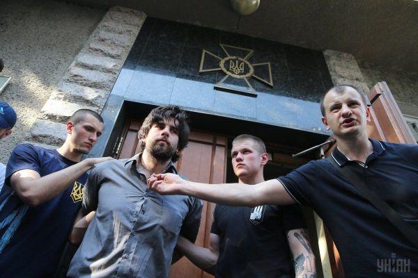 С14 напали на ополченца ДНР Рафаэля Лусварги в Киеве.