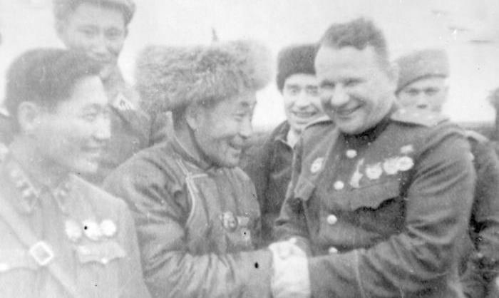 Маленькая небогатая Монголия начала оказывать помощь Советскому Союзу на раньше американского ленд-лиза. Поставки состояли из жизненно необходимых предметов, в то время как западные союзники, чтобы не дать советской армии скорого перевеса над нацистами.