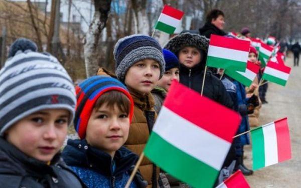 На первом торжественном заседании нового правительства премьера Виктора Орбана в Культурном центре Клебельсберга в Будапеште принят меморандум о защите закарпатских венгров и указ о полномочиях членов правительства.