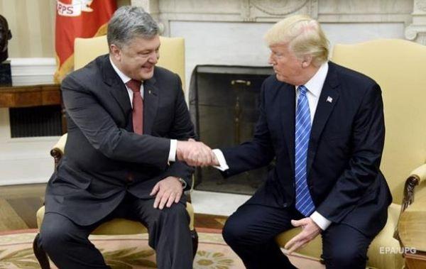 Согласно информации Би-Би-Си, президент Украины Пётр Порошенко заплатил 400 тыс. долларов (предположительно Майклу Коэну – адвокату президента США) за организацию встречи с Дональдом Трампом в июне прошлого года.