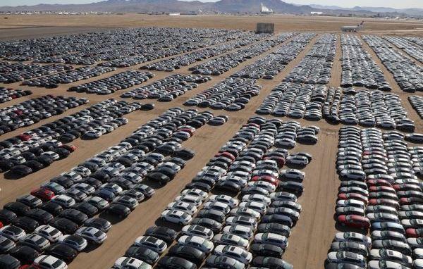 Стоянка дизельгейтных Volkswagen в калифорнийской пустыне (США), откуда авто потихоньку воруют.
