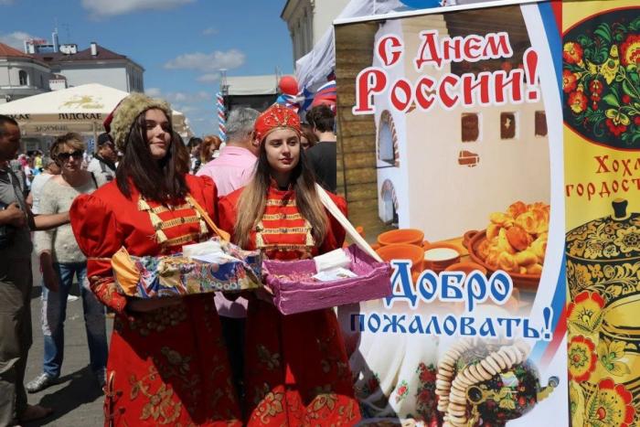 В историческом центре Минска, в Верхнем городе, состоялись народные гуляния «День многонациональной России».