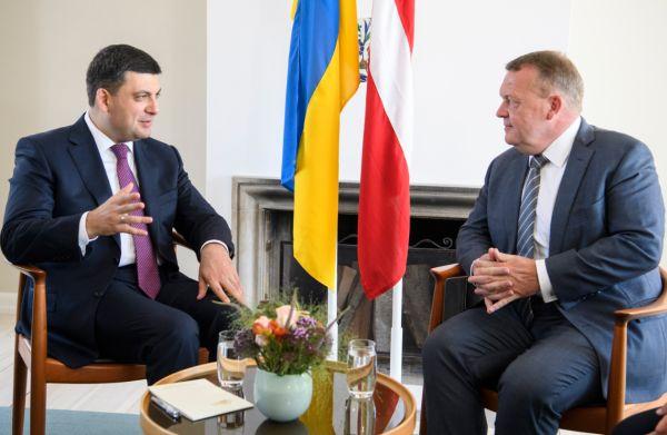 Премьер-министры Дании и Украины Ларс Люкк Расмуссен и Владимир Гройсман.