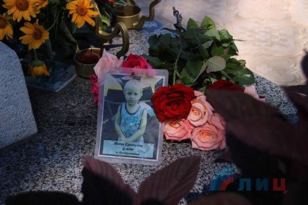 Жители Луганска помянули митингом-реквиемом жертв авиаудара украинских ВВС по селу Старая Кондрашовка 2 июля 2014 г. Эта трагедия получила широкую огласку из-за большого количества жертв (12 человек), среди которых был пятилетний Ваня Ермилов.