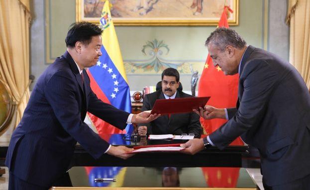 Китайский банк развития предоставил венесуэльской государственной нефтегазовой компании PDVSA кредит в 5 млрд долларов для реанимации добычи нефти в бассейне Ориноко.