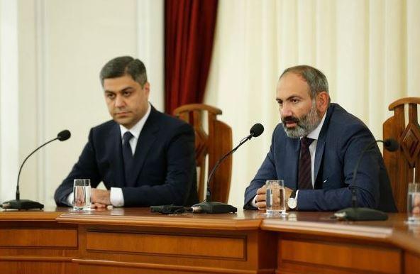 Глава СНБ Армении Артур Ванецян и премьер-министр Никол Пашинян.