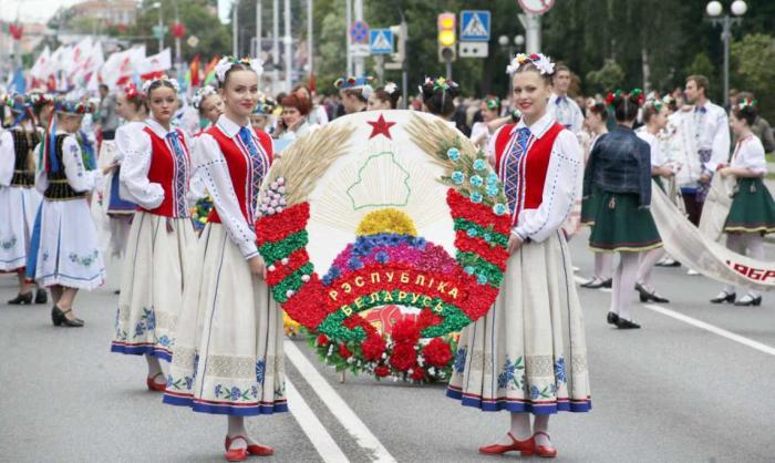 Общей символикой для государства, в которое входили как нынешние российские, так и белорусские земли, был или двуглавый орёл, или советский герб.