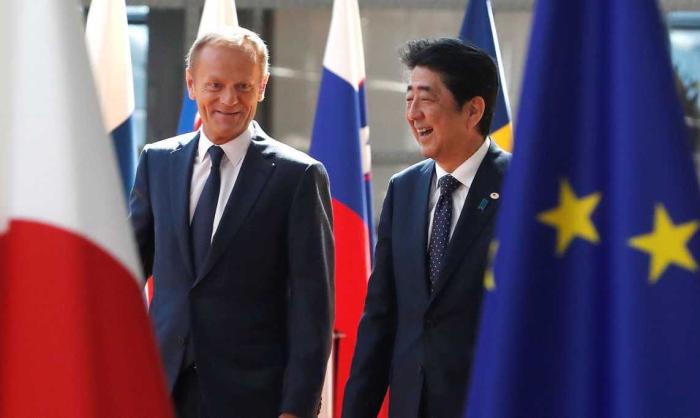 Лидеры Европейского Союза и Японии Дональд Туск и Синдзо Абе.