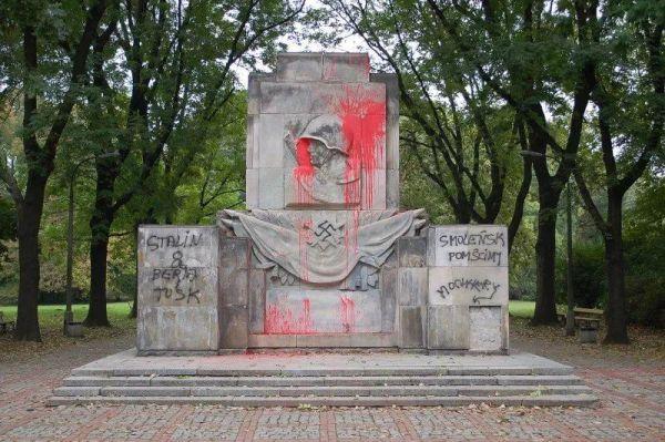 В Польше продолжают осквернять и демонтировать памятники воинам Красной армии.