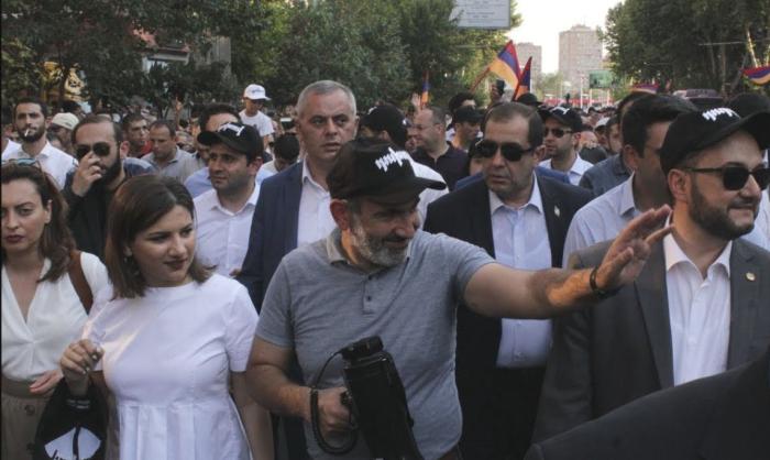 Премьер Министр Армении Никол Пашинян со своими сторонниками в Ереване.