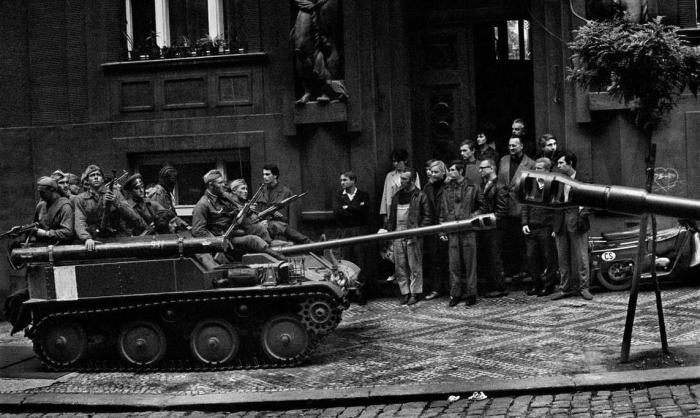 Советские войска на улицах столицы Чехословакии Праги.