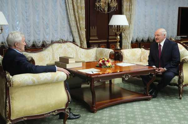 Александр Лукашенко встречается с Александром Суриковым