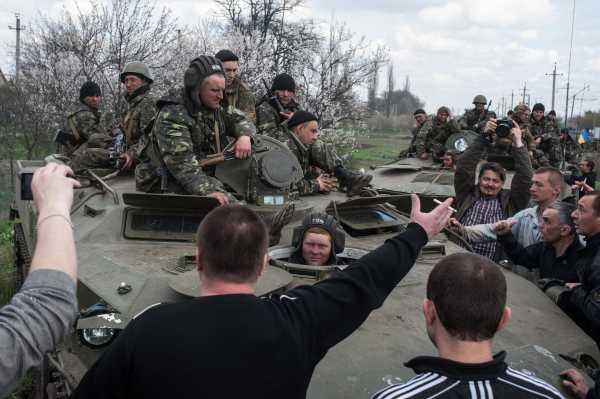 Безоружные жители Донбасса останавливают украинские войска, 2014 год