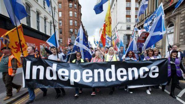 Марш сторонников независимости Шотландии в Эдинбурге