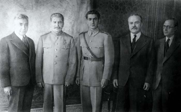Сталин, члены советской делегации на Тегеранской конференции и шах Ирана