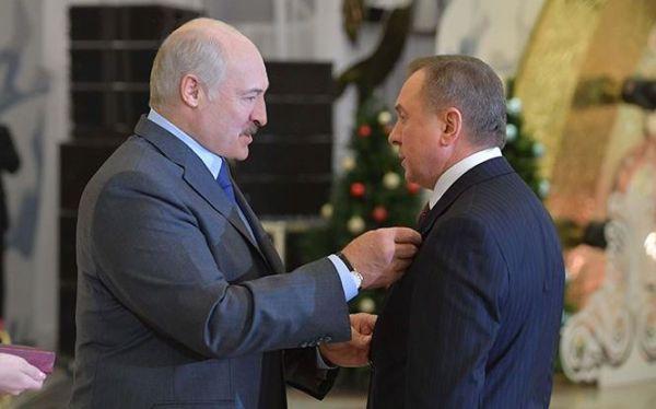 Александр Лукашенко Александр Лукашенко вручил орден Отечества III степени Министру иностранных дел Беларуси Владимиру Макею, 11 января 2019 года