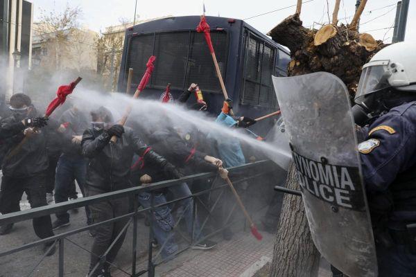 В Германии бастуют аэропорты, в Греции протестующие учителя дерутся с полицией