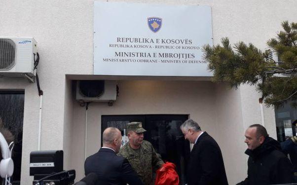 21 января косовские сепаратистские власти торжественно открыли «Министерство обороны Косово» – табличку с новым названием учреждения установили на здании бывшего Министерства сил безопасности в Приштине.