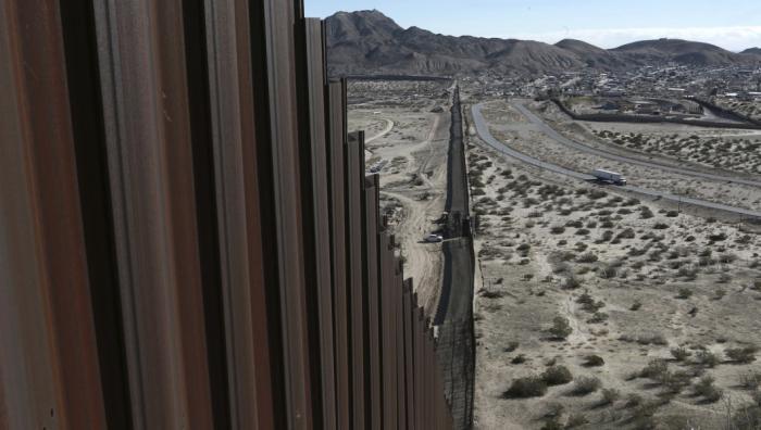 Американская стена на границе с Мексикой