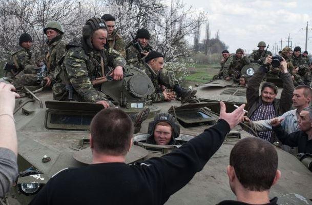 2014 год. Безоружные жители Донбасса пытаются остановить украинскую армию.