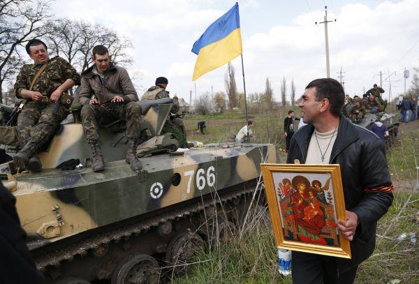 2014 год. Безоружные жители Донбасса пытаются остановить украинскую армию.