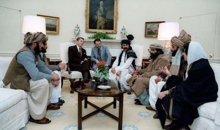 Рональд Рейган с предводителями моджахедов в Белом Доме