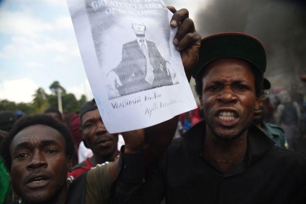 «Да здравствует Путин!» – Гаити протестует против засилья США