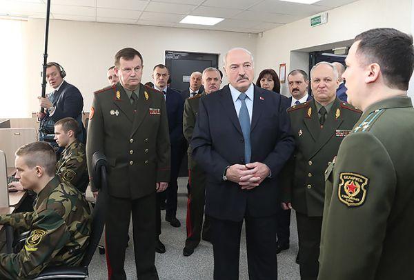 Президент Лукашенко на встрече в Военной академии.